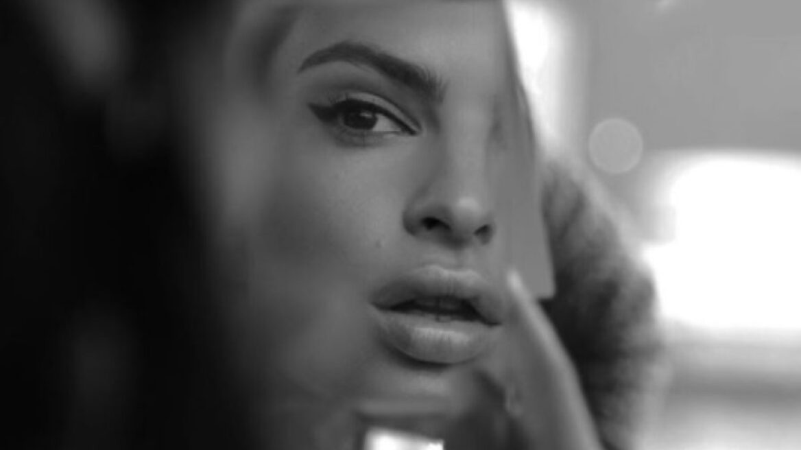 Legalize it: H Εmily Ratajkowski περνάει το μήνυμα καπνίζοντας ένα τρίφυλλο