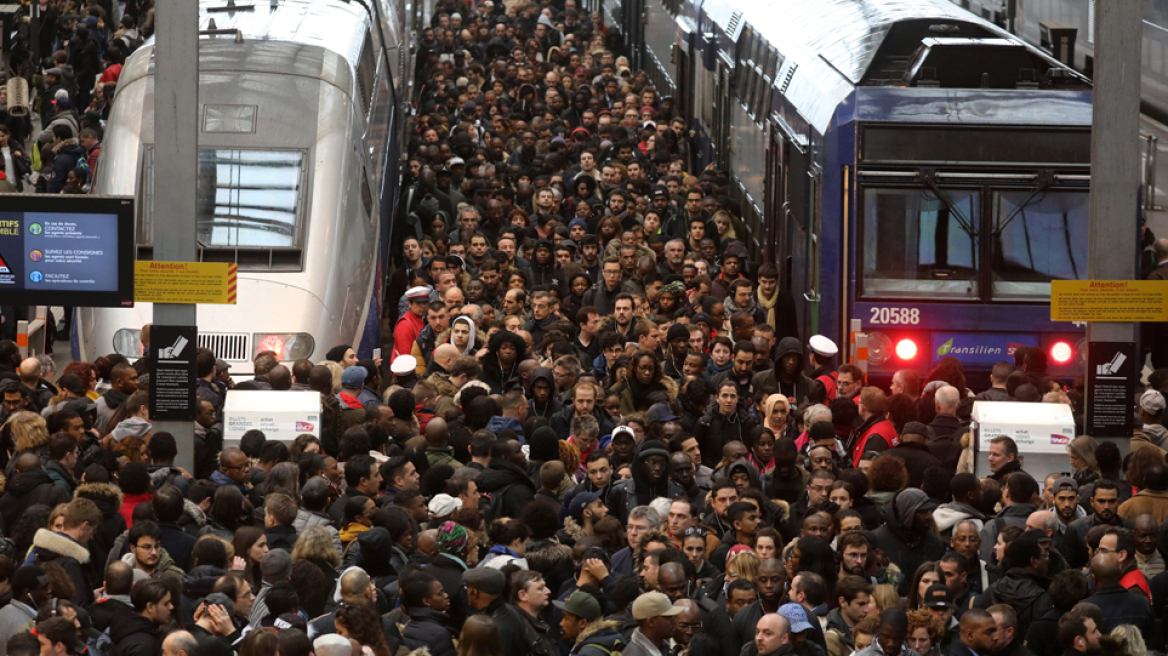 Η Γαλλία «παραλύει» για δεύτερη μέρα ενόψει απεργιακών κινητοποιήσεων