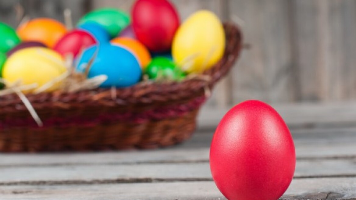 Το καλό Πάσχα από τη βαφή των αβγών φαίνεται