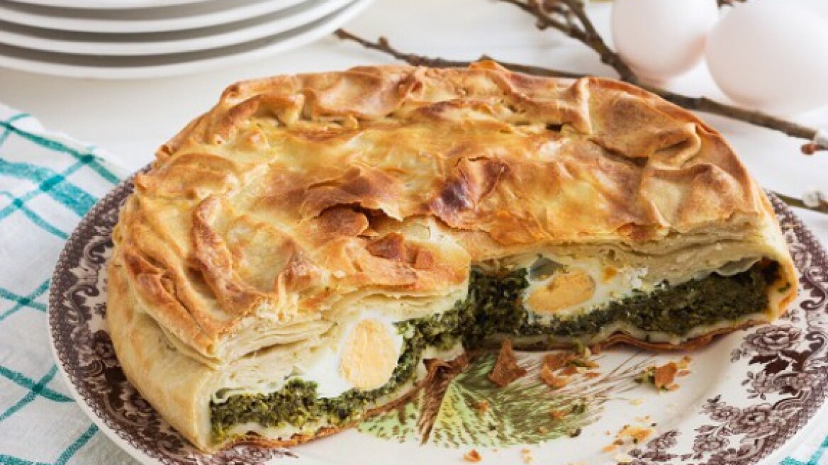 Πασχαλινή πίτα με χόρτα εποχής και βραστά αβγά