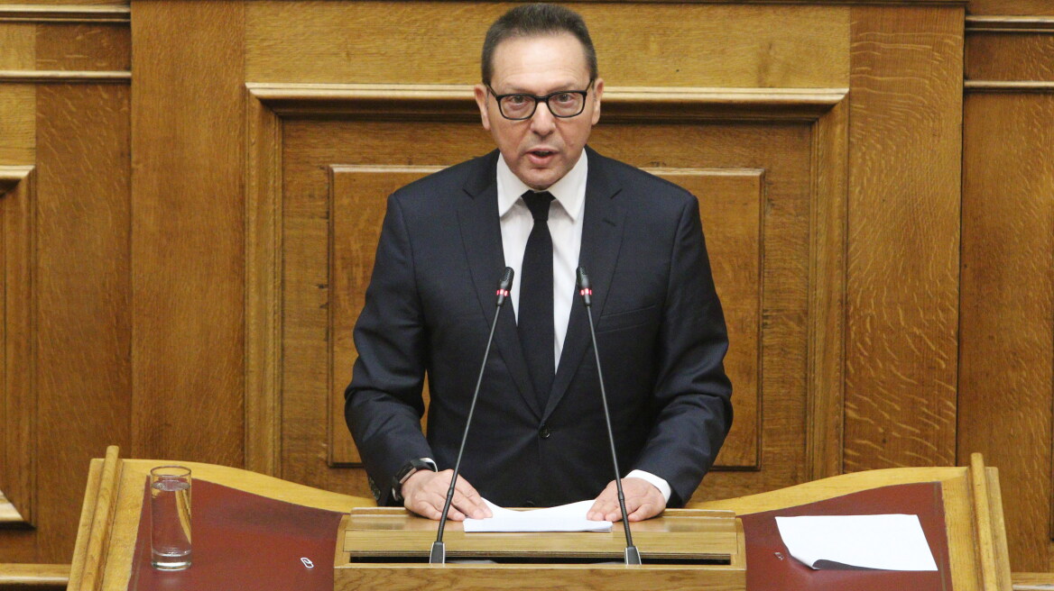 Υπόθεση Novartis: Ο Στουρνάρας έκανε μήνυση στους ανώνυμους μάρτυρες «Κελέση» και «Σαράφη»