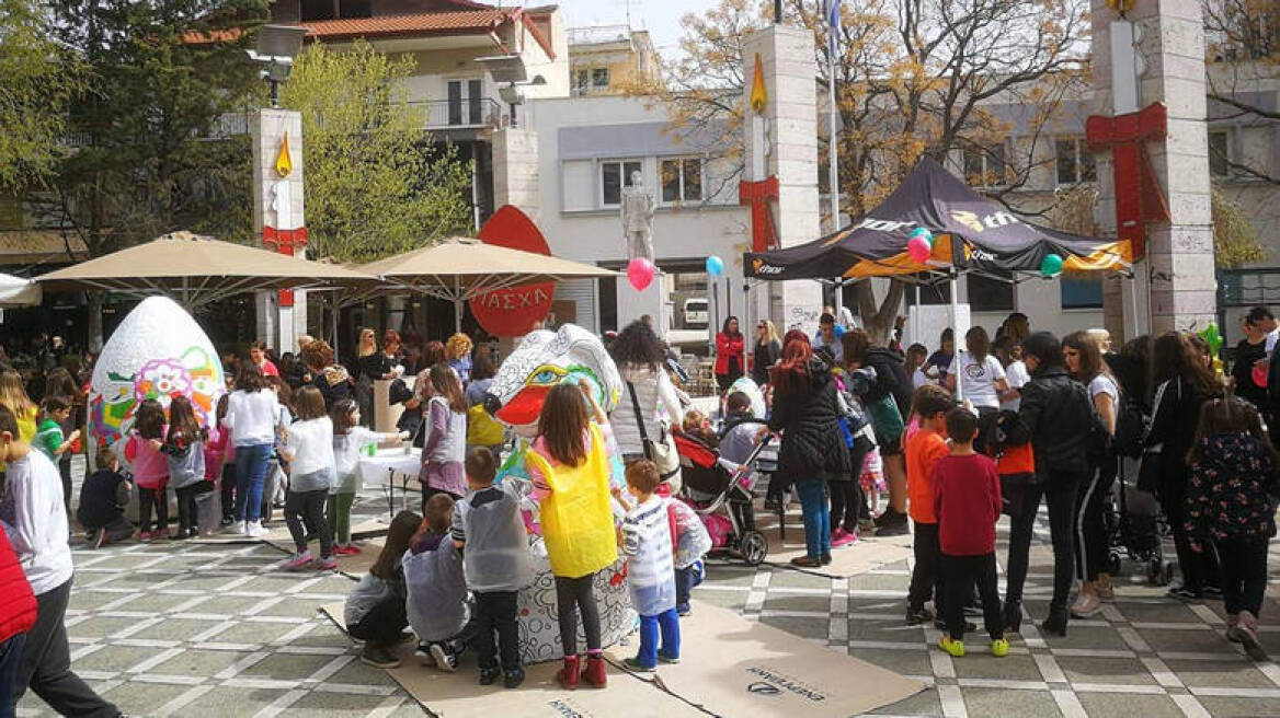 Πασχαλινό αυγό ύψους 2,10 μέτρων και 150 κιλών έβαψαν στην Πτολεμαΐδα