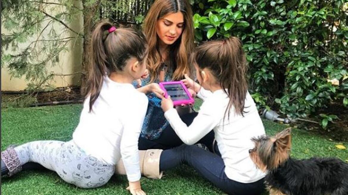 Η Σταματίνα Τσιμτσιλή έβαψε τα αυγά με τις κόρες της