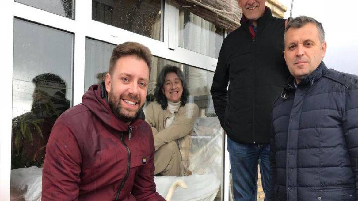 Μία 53χρονη είναι αναγκασμένη να ζει σε ένα γυάλινο κλουβί για όλη της τη ζωή!