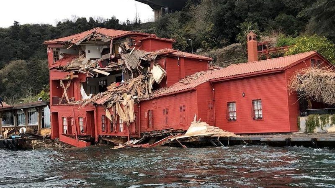 Απίστευτο βίντεο: Φορτηγό πλοίο πέφτει πάνω σε κτίριο στο Βόσπορο!