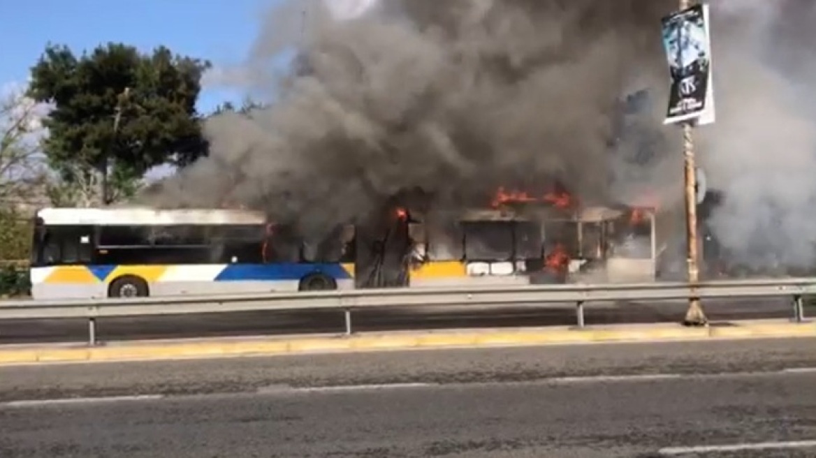 Φωτιά σε αστικό λεωφορείο στην Ποσειδώνος - Πρόλαβαν να βγουν οι επιβάτες!