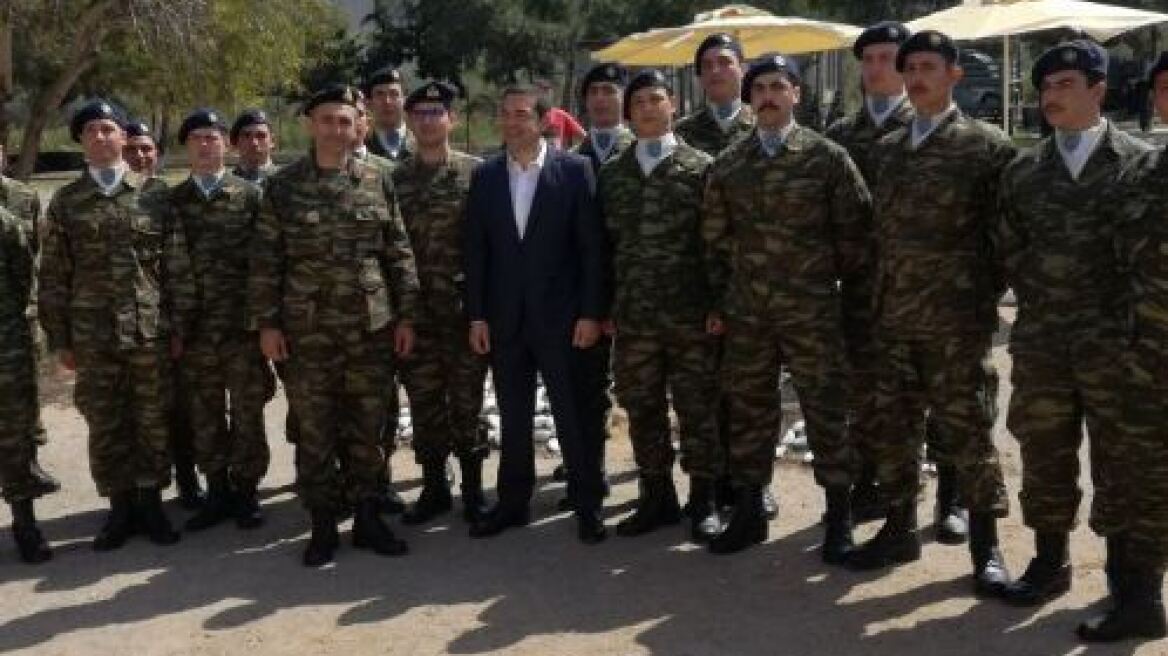 Τσίπρας στην Τήλο: Το...  ξύλινο πασχαλινό αυγό και η «τιμητική άδεια» στον φαντάρο 