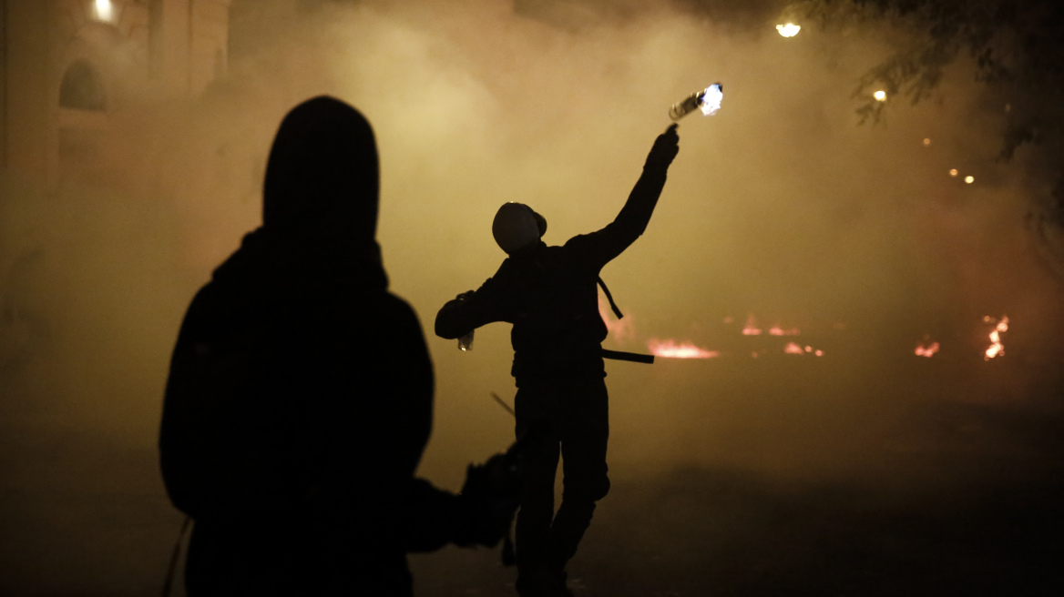 «Ανάσταση» με μολότοφ στα Εξάρχεια