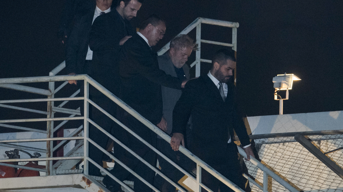 Βραζιλία: Με ελικόπτερο μετέφεραν στη φυλακή τον πρώην πρόεδρο Λούλα