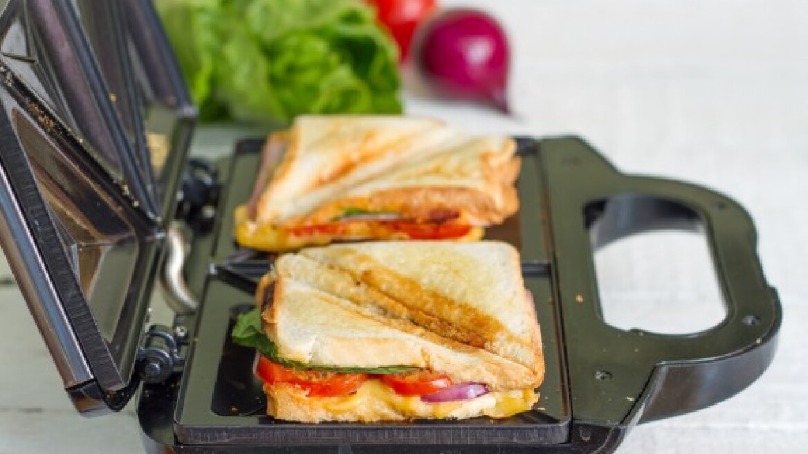 Το κόλπο για να παραμένει η τοστιέρα σου πεντακάθαρη