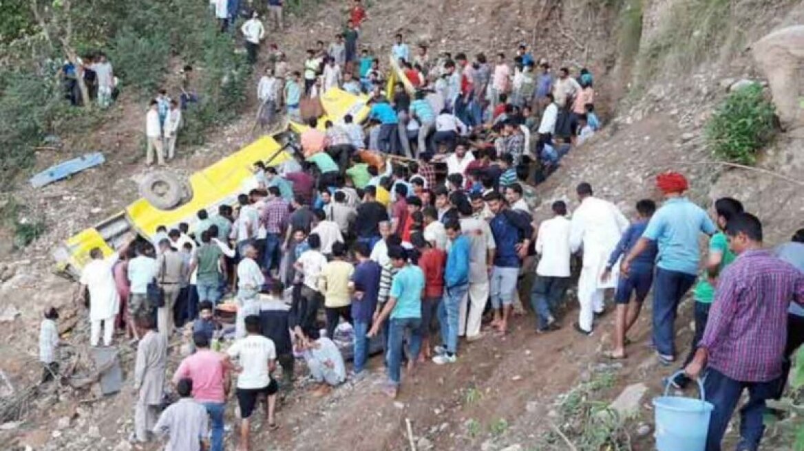 Τραγωδία στην Ινδία: Νεκροί 27  μαθητές από πτώση σχολικού λεωφορείου σε γκρεμό