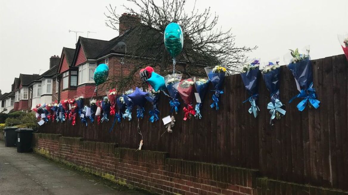 Βρετανία: Λουλούδια και μηνύματα αγάπης στο σημείο που σκοτώθηκε διαρρήκτης από 78χρονο