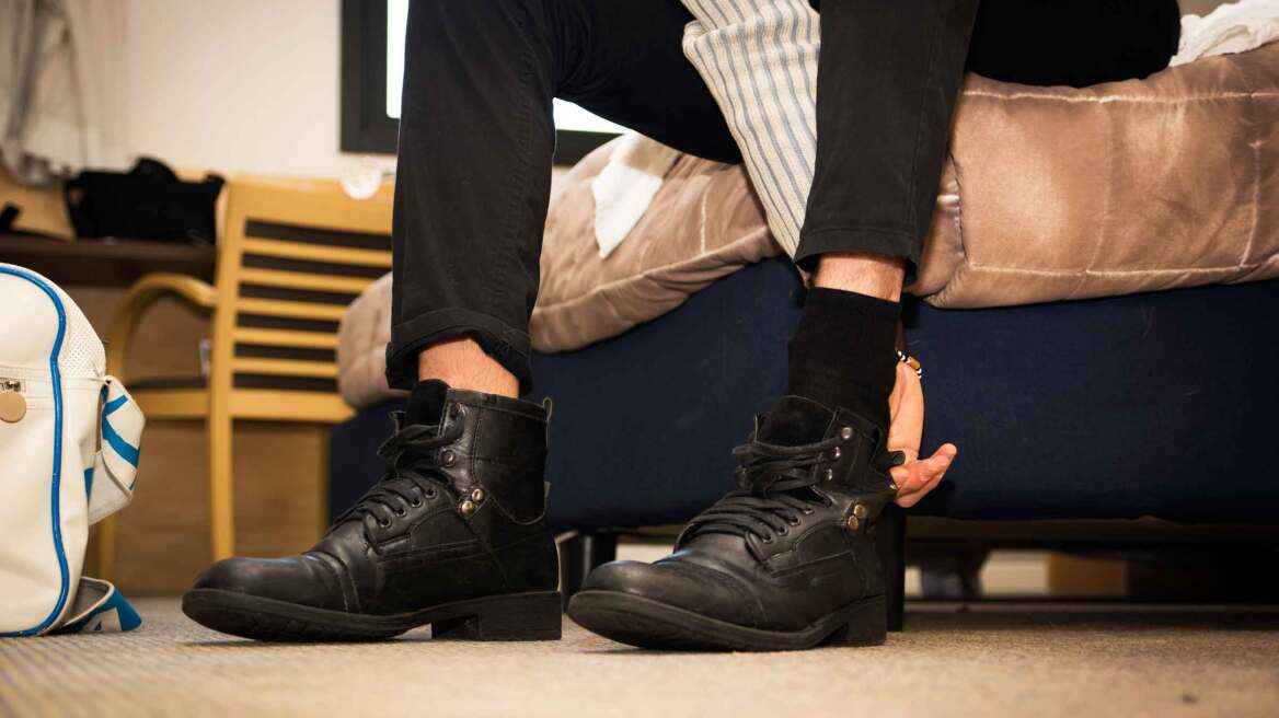 Έρευνα: Γιατί δεν πρέπει να φοράμε τα παπούτσια μας μέσα στο σπίτι