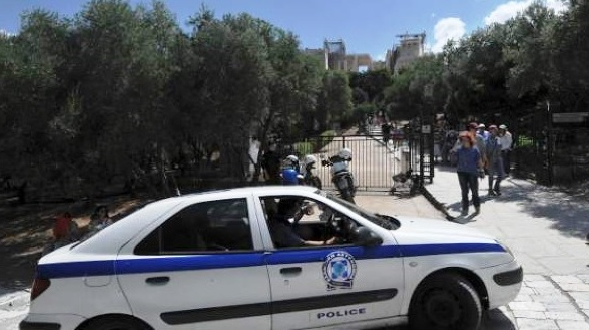 Πέντε άτομα επιτέθηκαν με μαχαίρι σε δυο τουρίστες στην Ακρόπολη