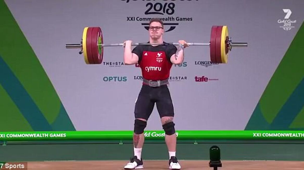 Βίντεο: Αρσιβαρίστας παθαίνει κρίση και καταρρέει ενώ σηκώνει 160 κιλά