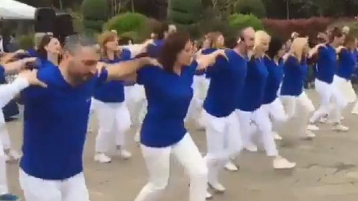 Κωνσταντινούπολη: Θύελλα αντιδράσεων για το συρτάκι στα γαλανόλευκα σε φεστιβάλ χορού