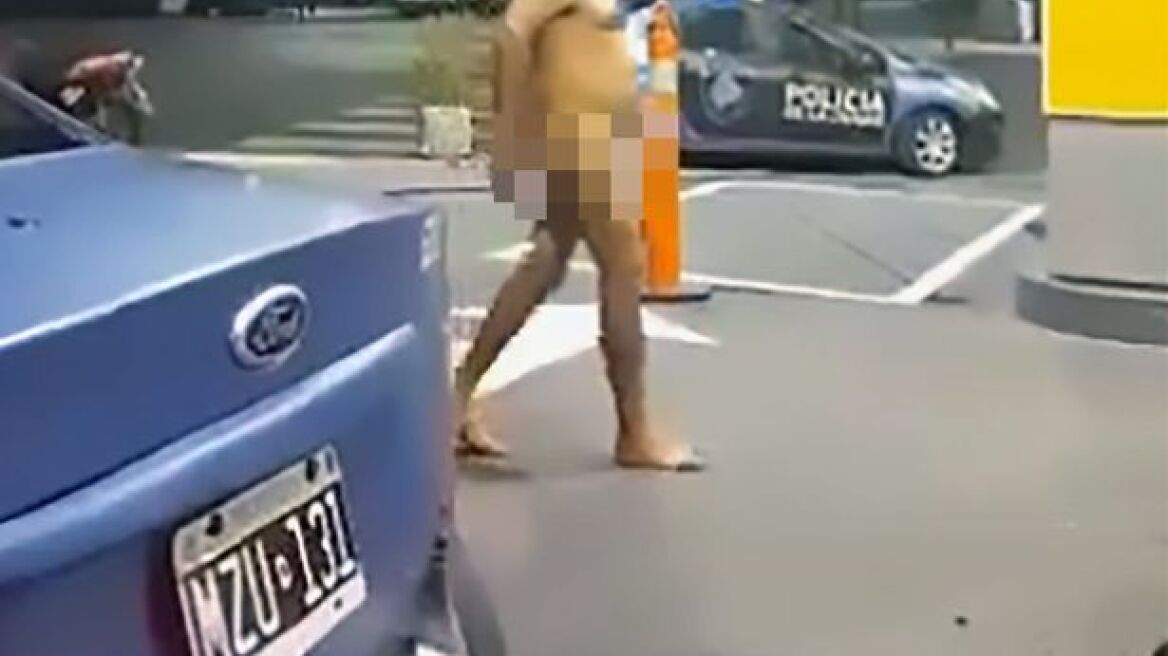 Βίντεο: Ο δονητής... κόλλησε και ένας Αργεντινός βγήκε ολόγυμνος στο δρόμο ζητώντας «βοήθεια»!