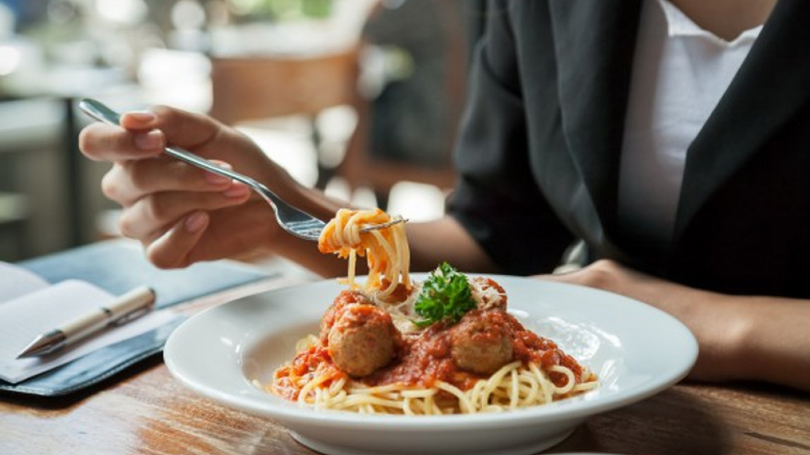 Διαιτολόγος προτείνει να τρώμε υδατάνθρακες το βράδυ για να χάσουμε βάρος!