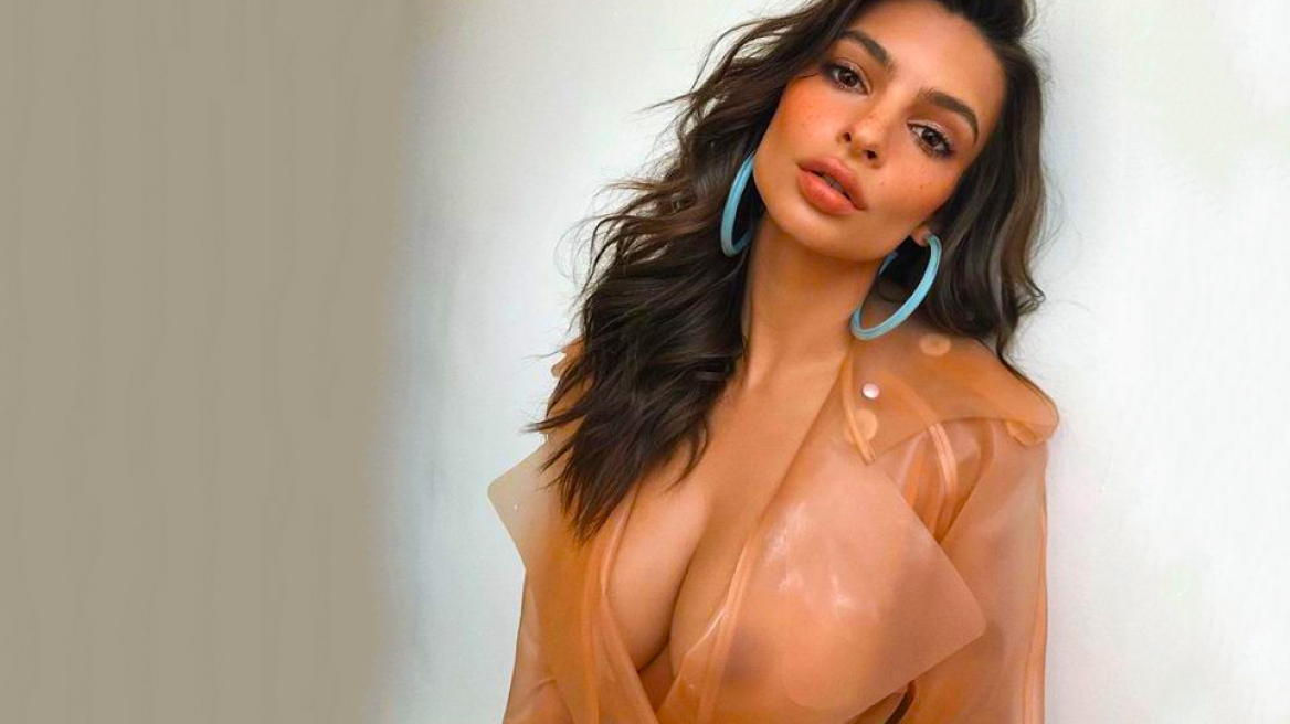 Η Emily Ratajkowski ντύθηκε αλλά και πάλι είναι... γυμνή!