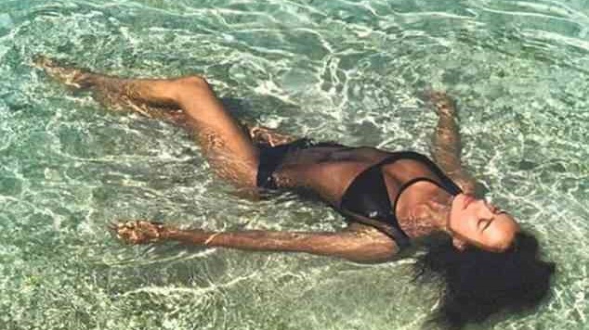 Με μαύρο μαγιό η Ιρίνα Σάικ είναι σκέτος πειρασμός