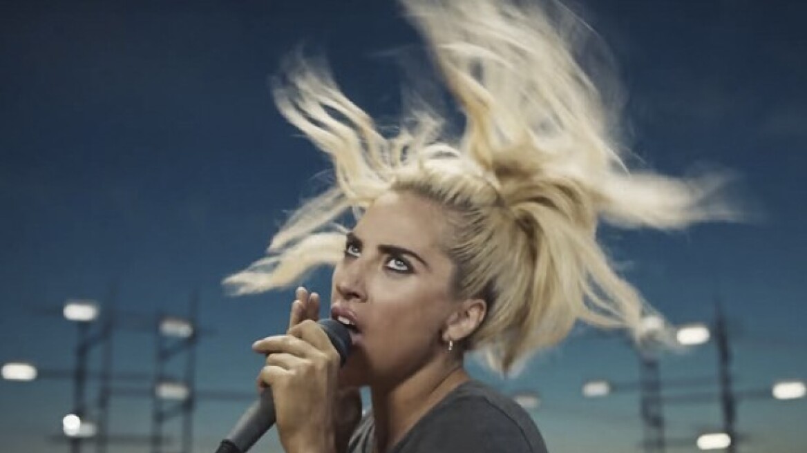 Οι ψεύτικες βλεφαρίδες της Lady Gaga κοστίζουν περίπου 5 ευρώ