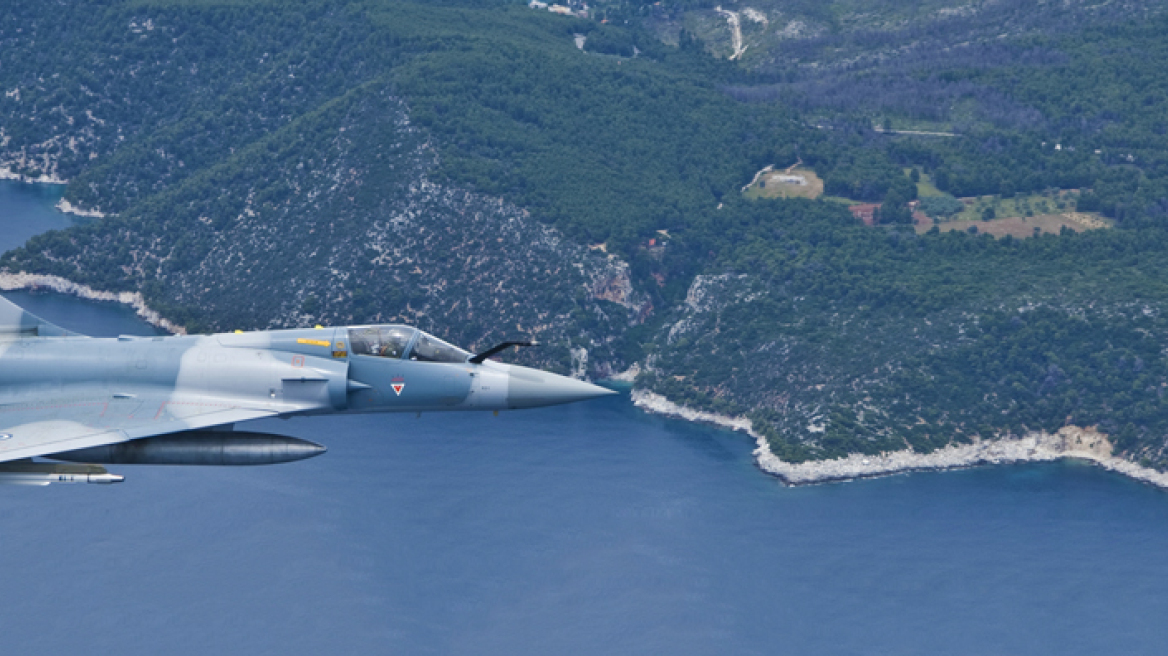 Πτώση Mirage 2000-5: Έρευνες με ελικόπτερα και φρεγάτα για τον εντοπισμό του πιλότου 