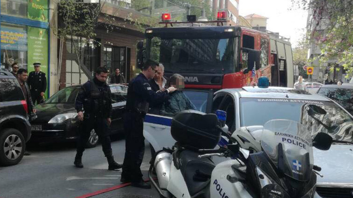 Τέλος συναγερμού: Συνελήφθη ο 61χρονος που  περιέλουσε συμβολαιογράφο με βενζίνη και απειλούσε να αυτοπυρποληθεί