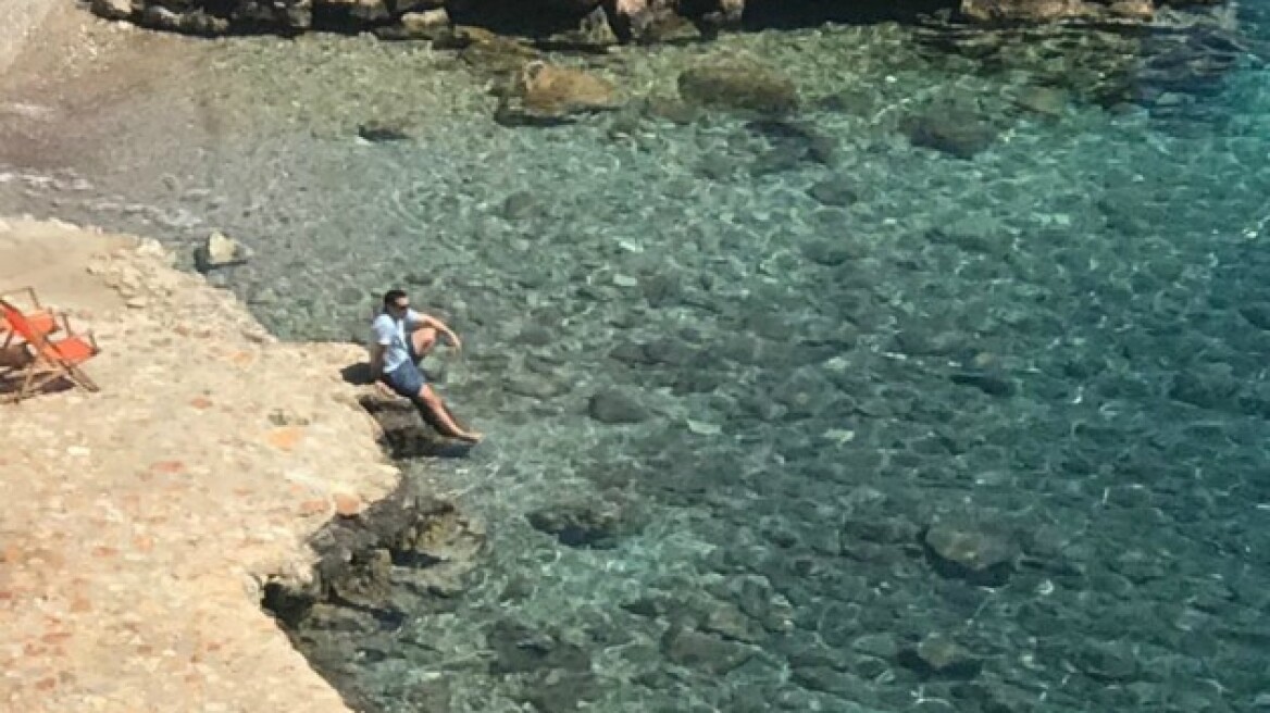 Ο Τσίπρας στοχάζεται σε παραλία της Τήλου