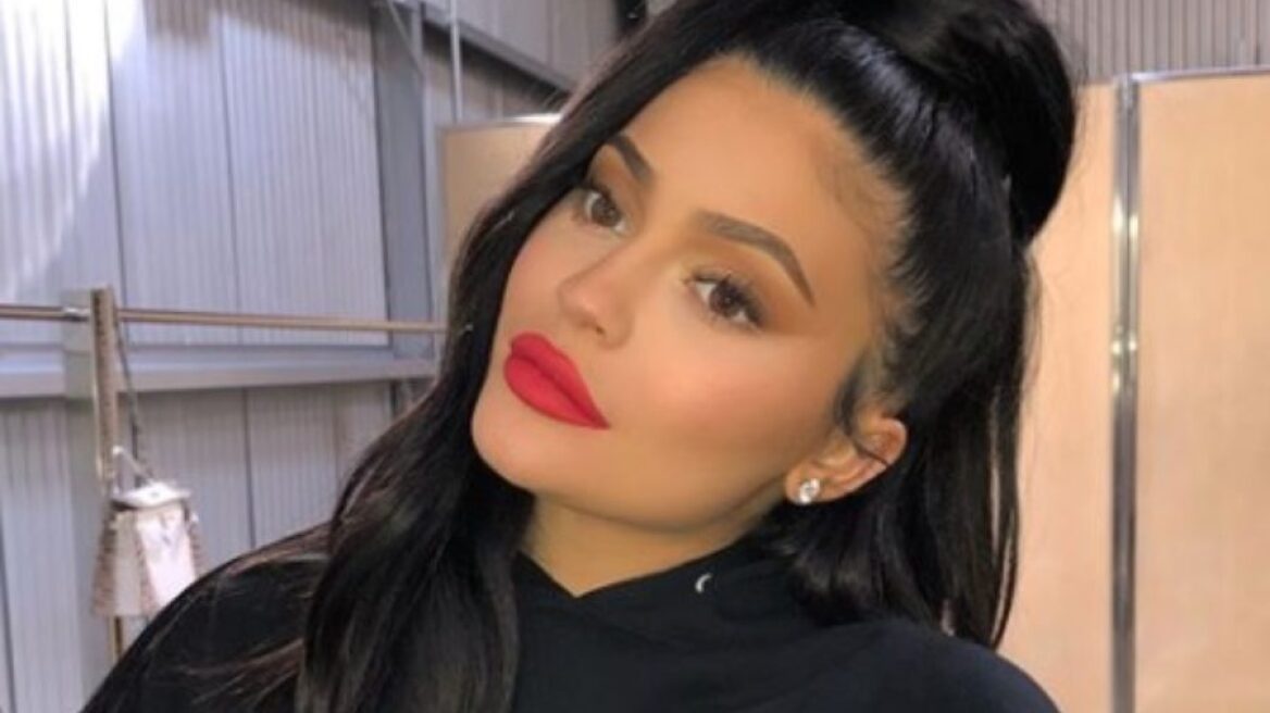 H Κylie Jenner κάνει strolling τη Stormi με Fendi φόρεμα