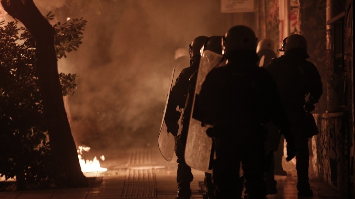 Επιθέσεις με μολότοφ σε διμοιρία των ΜΑΤ στα Εξάρχεια