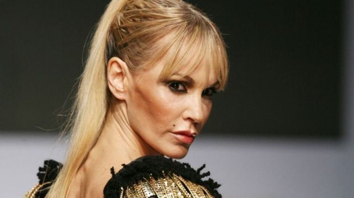 Η Νατάσα Καλογρίδη βγήκε με  full face μάσκα και... κορώνα, για να πάει σούπερ μάρκετ