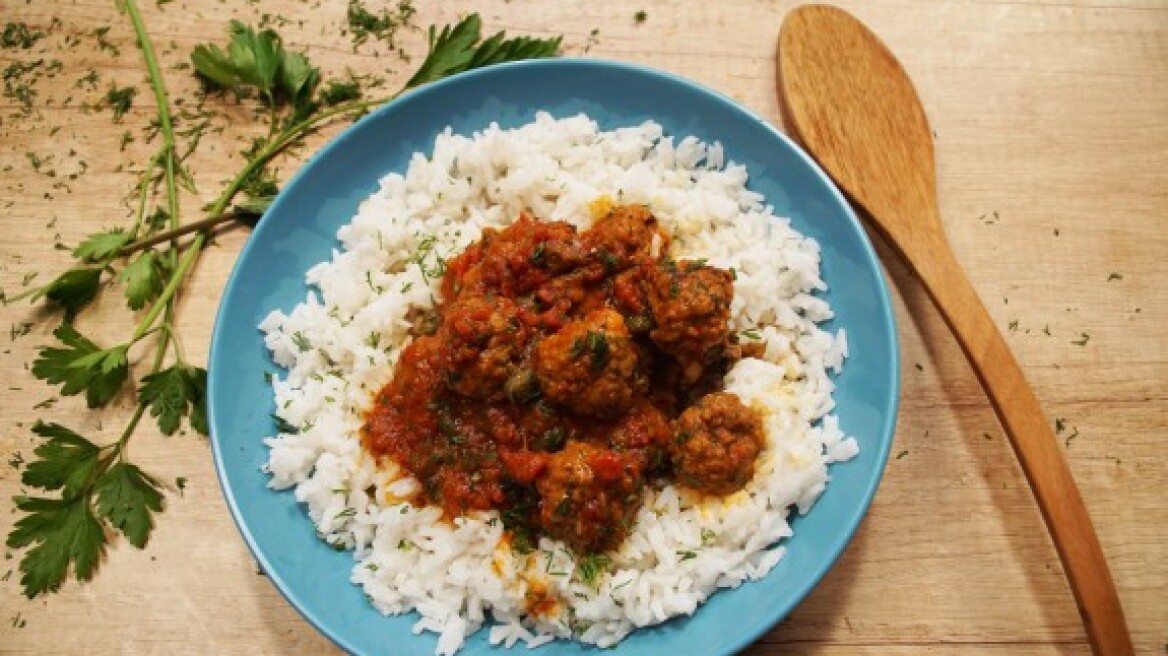 Κεφτεδάκια με αρωματική σάλτσα ντομάτας και ρύζι