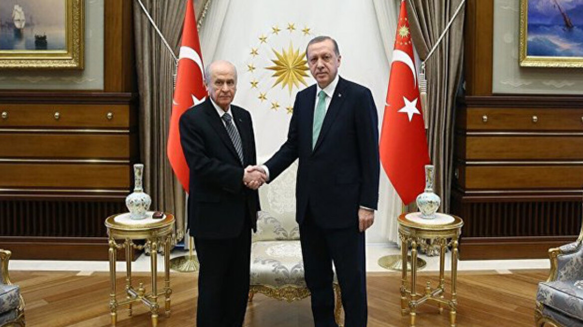 Συναντήθηκε με τον αρχηγό των Γκρίζων Λύκων ο Ερντογάν