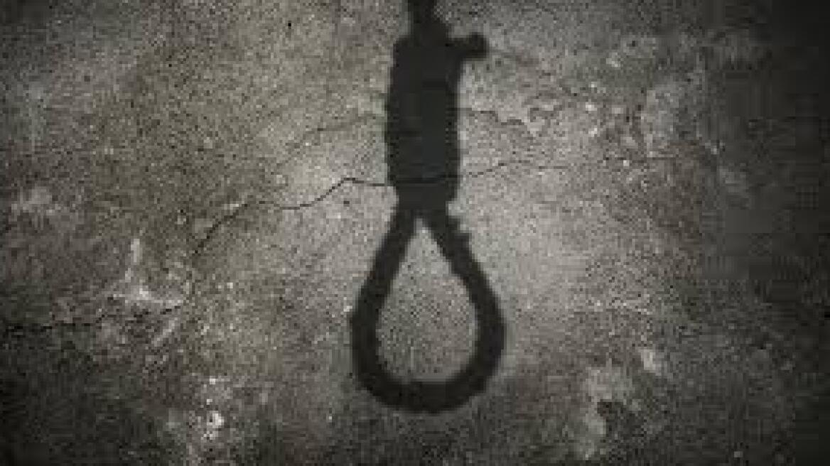 Σοκ: Βρήκε τον σύζυγό της απαγχονισμένο στο περιβόλι