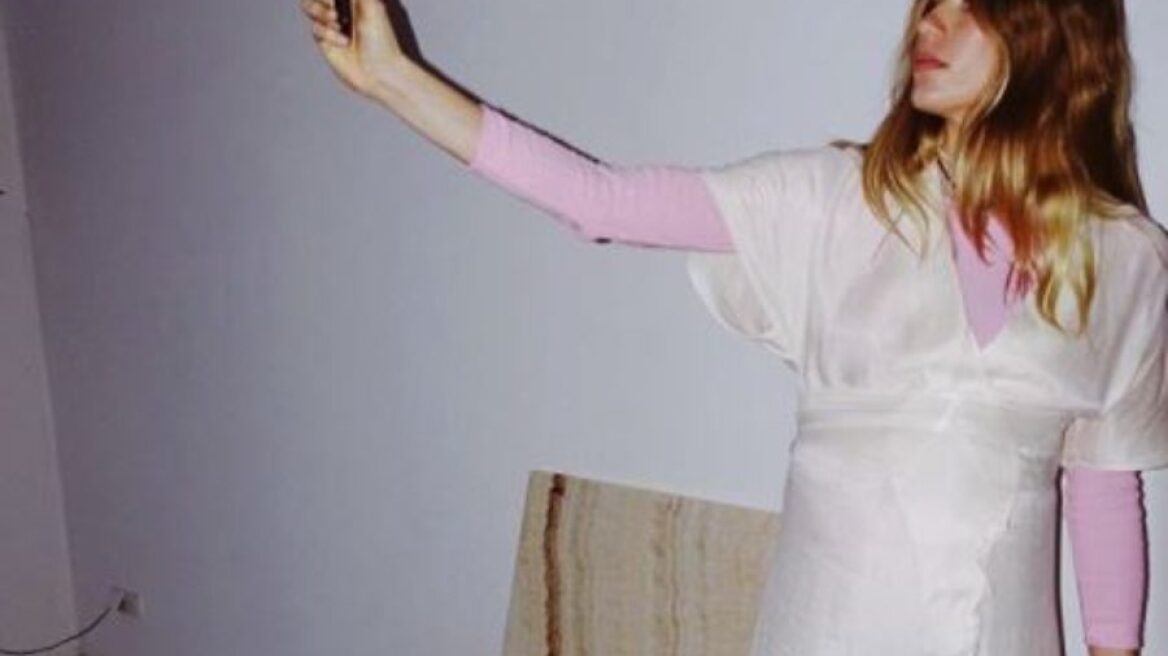 To νέο Mango φόρεμα που έχει γίνει εμμονή στο Instagram