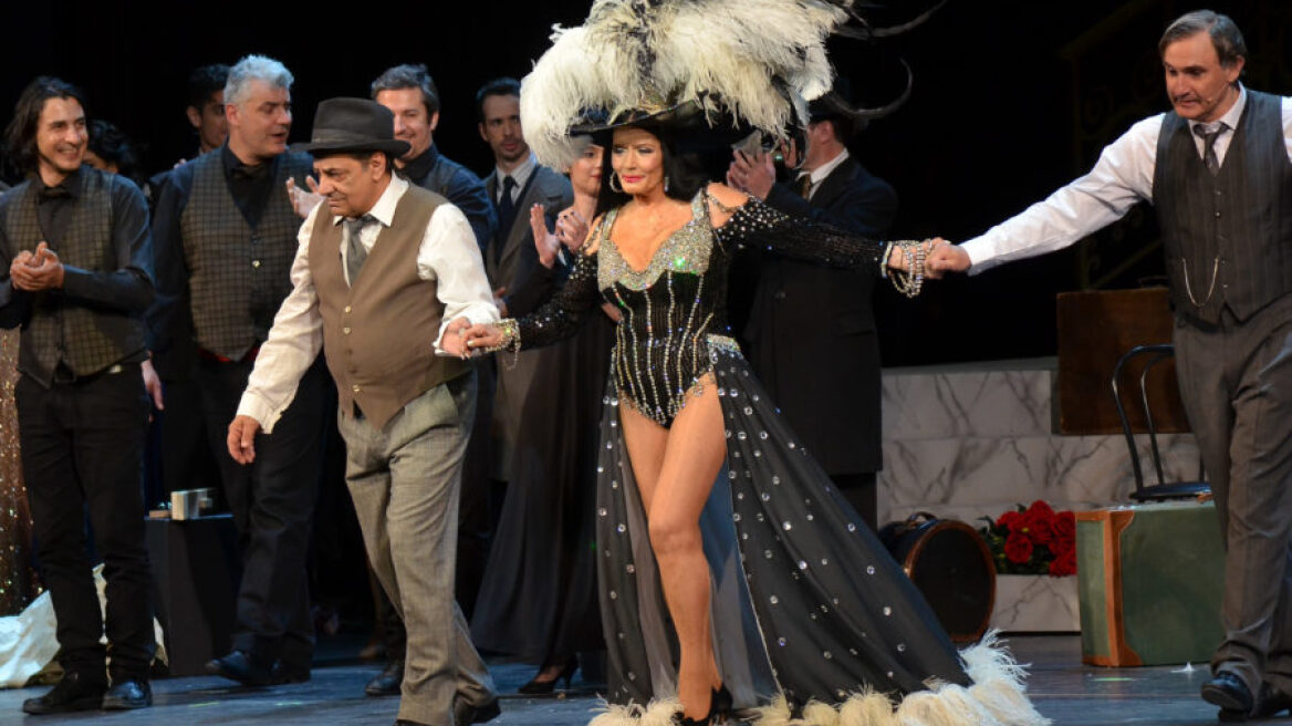 “Kάντε πέρα να περάσω, κάντε πέρα να διαβώ”: Η Ζωζώ έκανε πρεμιέρα