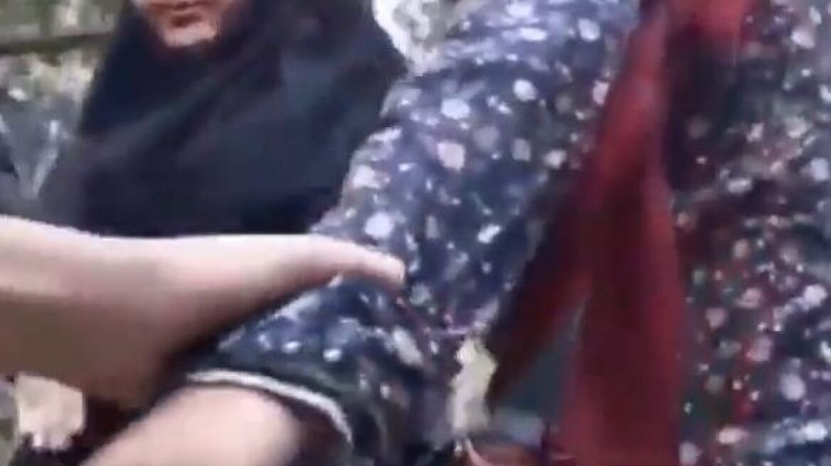 Βίντεο σοκ: Ιρανές μουσουλμάνες δέρνουν νεαρή γιατί ήταν... χαλαρή η μαντίλα της