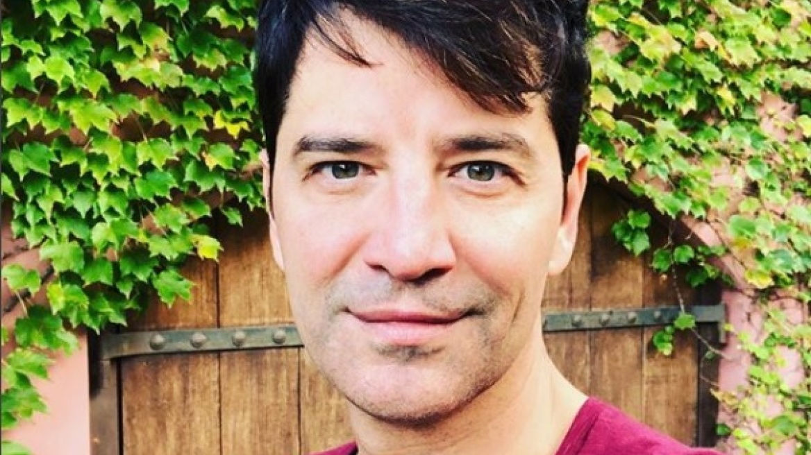 Δεν φαντάζεστε από πού έβαλε καλάθι ο Σάκης Ρουβάς!