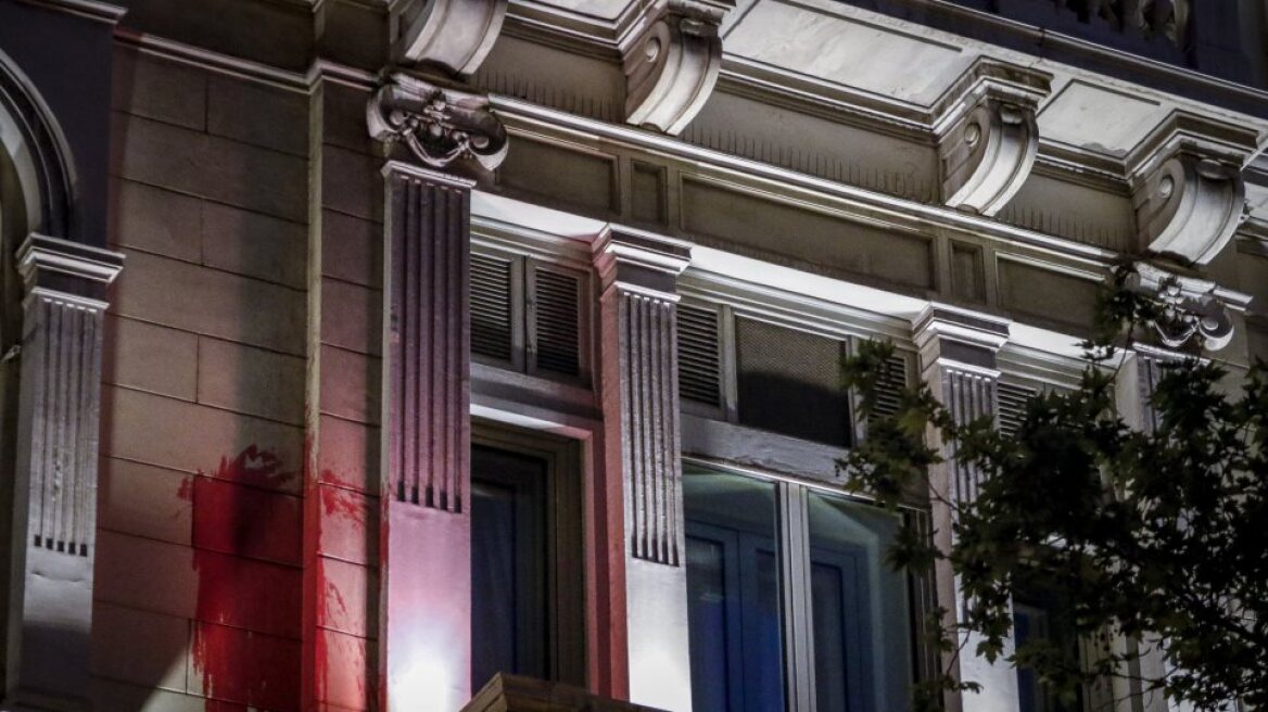 Σάλος από την επίθεση Ρουβίκωνα στη Γαλλική πρεσβεία απέναντι από τη Βουλή