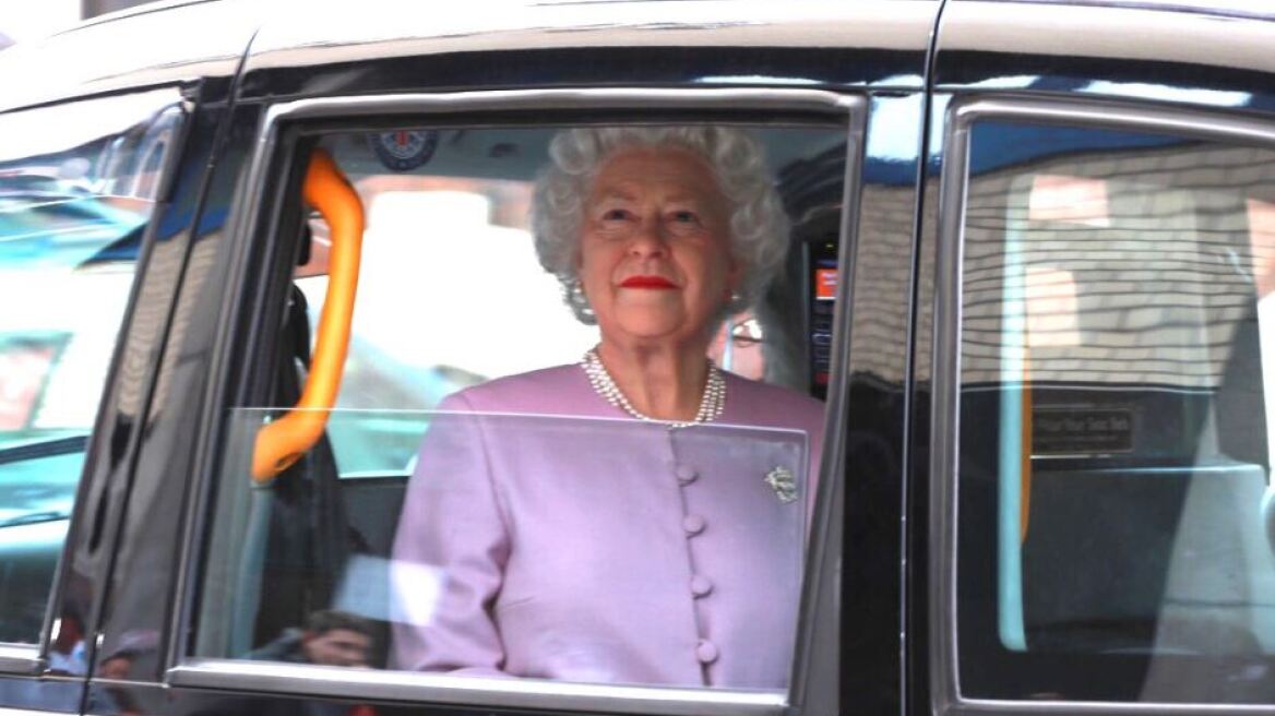 Βασιλική... φάρσα:  Κέρινη Ελισάβετ κλέβει την παράσταση έξω από την κλινική που γέννησε η Κέιτ