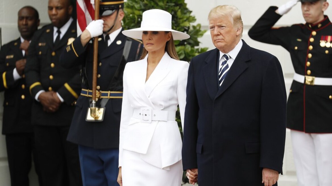 Βίντεο: Η Μελάνια δεν θέλει επ' ουδενί να πιάσει το χέρι του Τραμπ