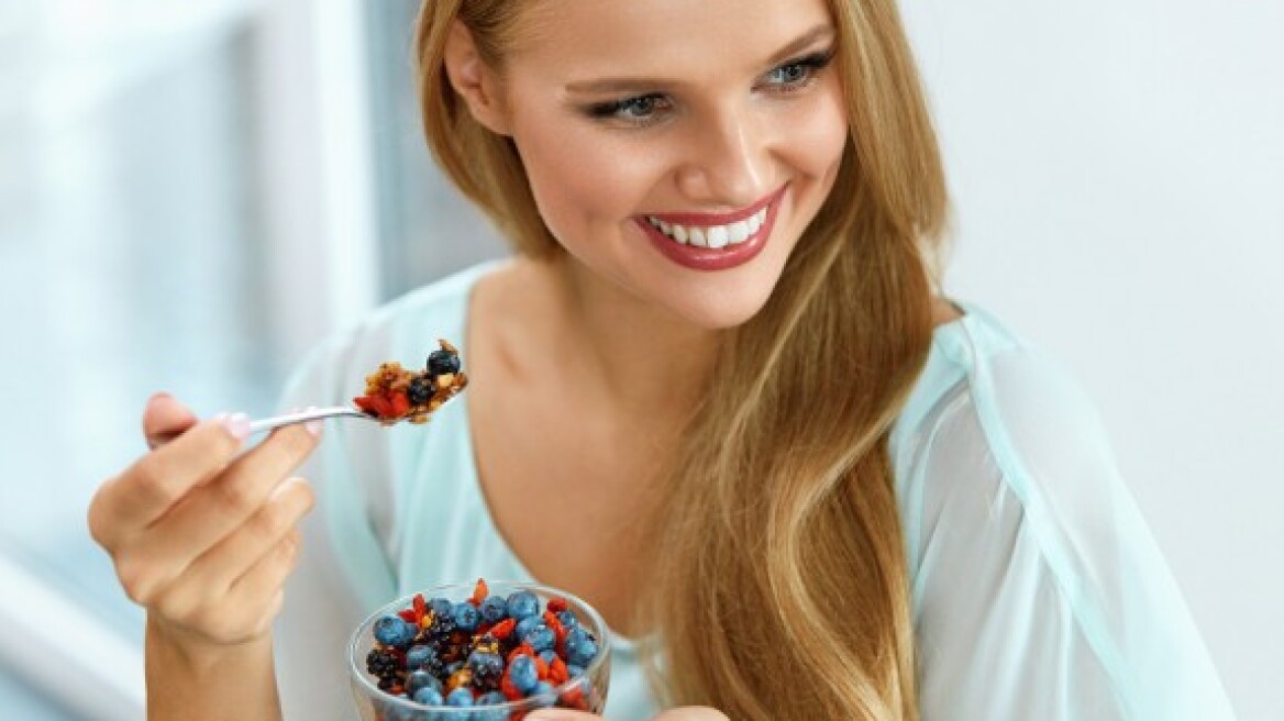 4 τροφές που κάθε γυναίκα θα πρέπει να τρώει καθημερινά