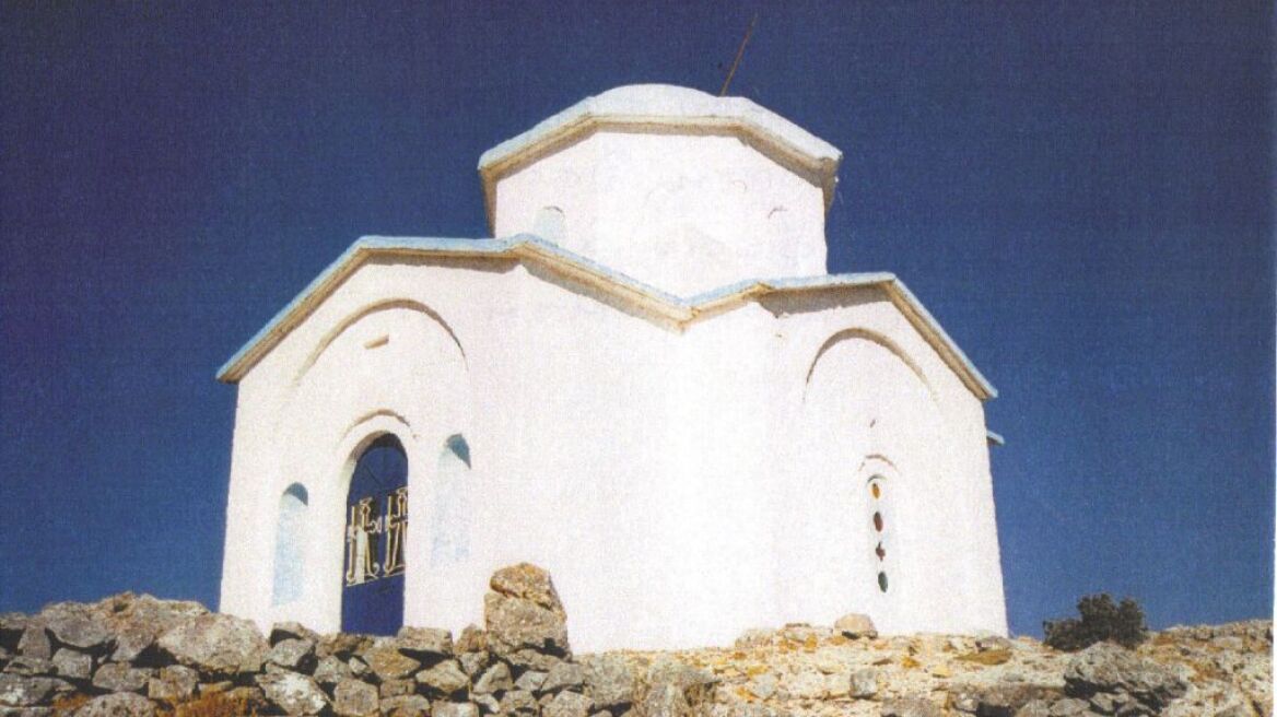 Έσπασαν εικόνες και έσχισαν σημαία σε ναό στη Σάμο