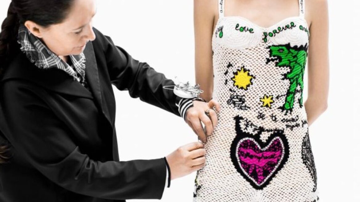 Video: Χρειάστηκαν 86 ώρες για να ραφτεί αυτό το Dior κορμάκι 