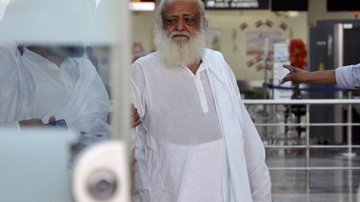 Διάσημος Ινδός γκουρού βίαζε 16χρονη ενώ οι γονείς της περίμεναν απέξω και... έψελναν