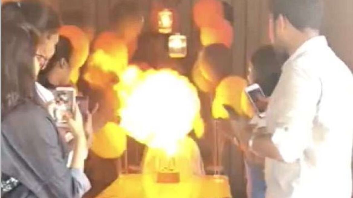 Βίντεο: «Λαμπάδιασε» κορίτσι όταν άναψε το κερί της τούρτας της δίπλα σε μπαλόνια