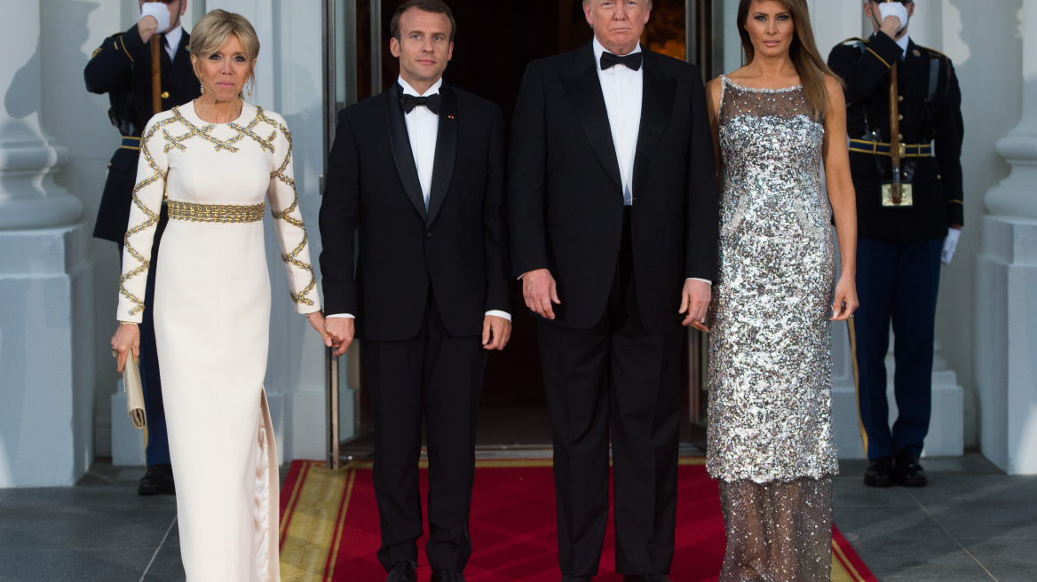 Φωτογραφίες: Το λαμπερό φόρεμα της Μελάνια πρωταγωνίστησε στο δείπνο για τους Μακρόν στον Λευκό Οίκο