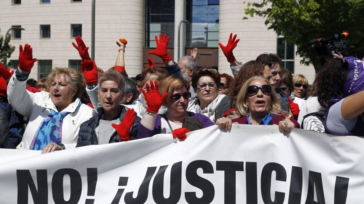 Ισπανία: Χιλιάδες διαδηλωτές στους δρόμους μετά την αθώωση πέντε ανδρών για τον ομαδικό βιασμό μιας έφηβης 