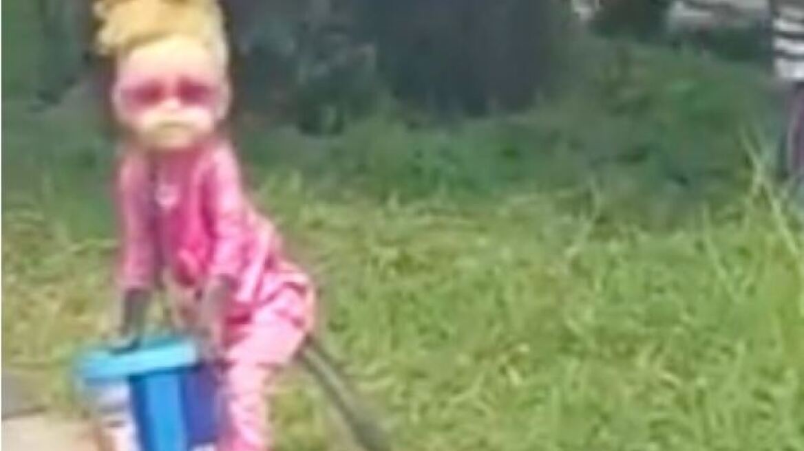 Βίντεο:  Έδεσαν πιθηκάκι με αλυσίδες, το έντυσαν ξανθιά κούκλα και το έβαλαν να ζητιανεύει