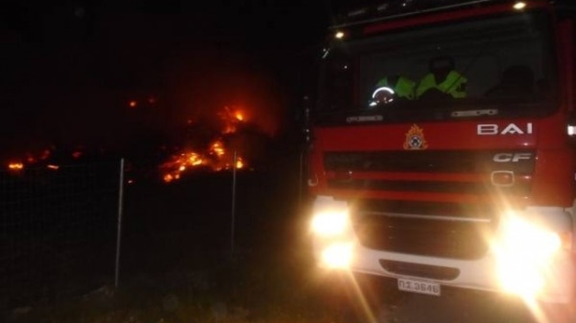 Υπό μερικό έλεγχο η πυρκαγιά στους Αγίους Θεοδώρους κοντά στα διυλιστήρια (βίντεο)